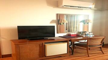 Superior Twin Room | Hypo-allergenic bedding, desk, blackout curtains, rollaway beds