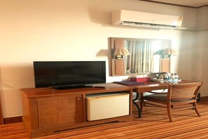 ملاءات للفراش لا تسبب الحساسية ومكتب وستائر تعتيم وأسرّة قابلة للطي