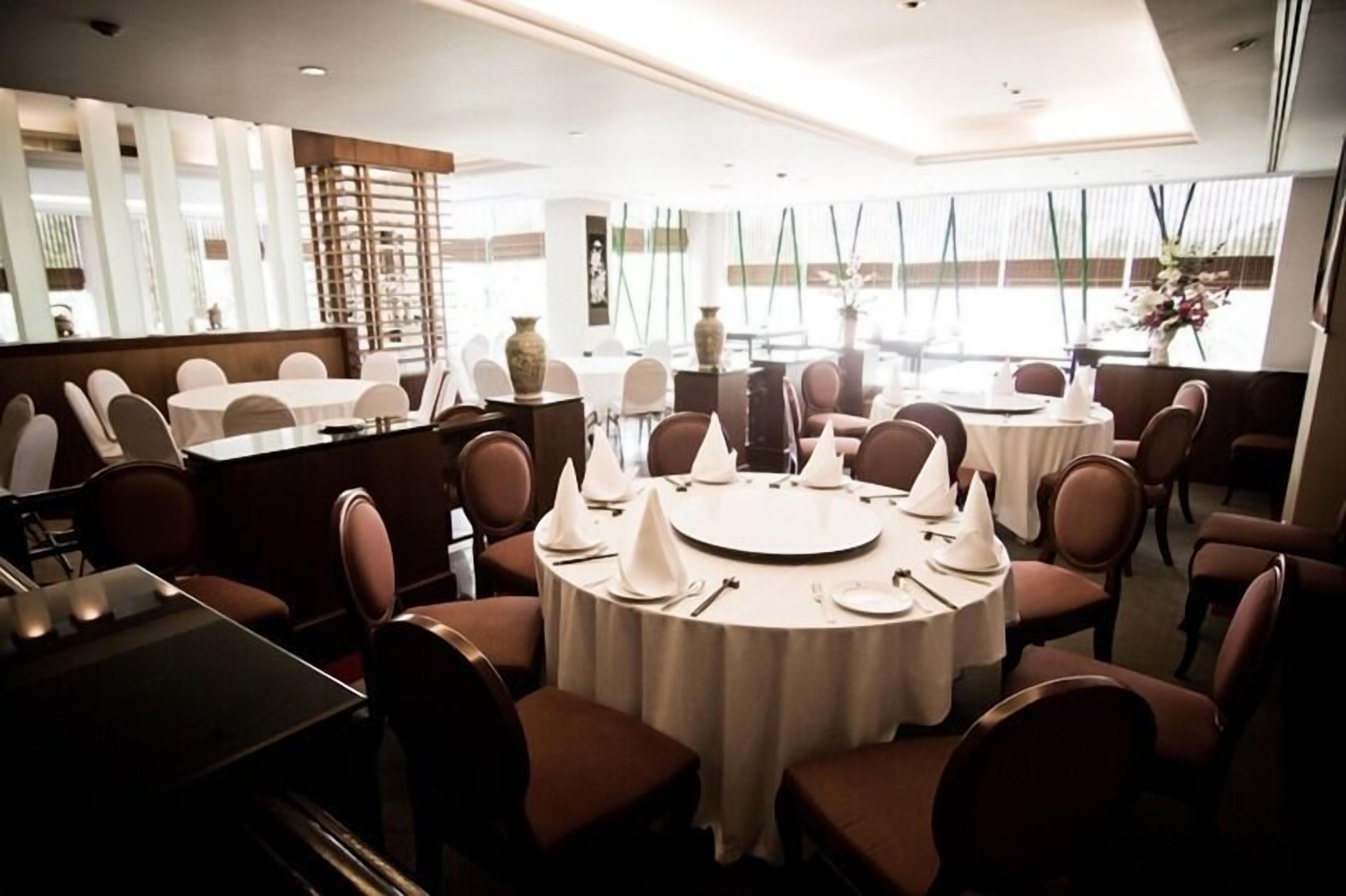 breakfast, lunch, dinner served; international cuisine