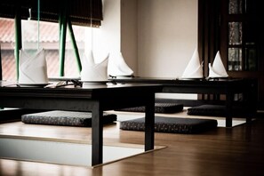 Se sirven desayunos, almuerzos, cenas y cocina internacional