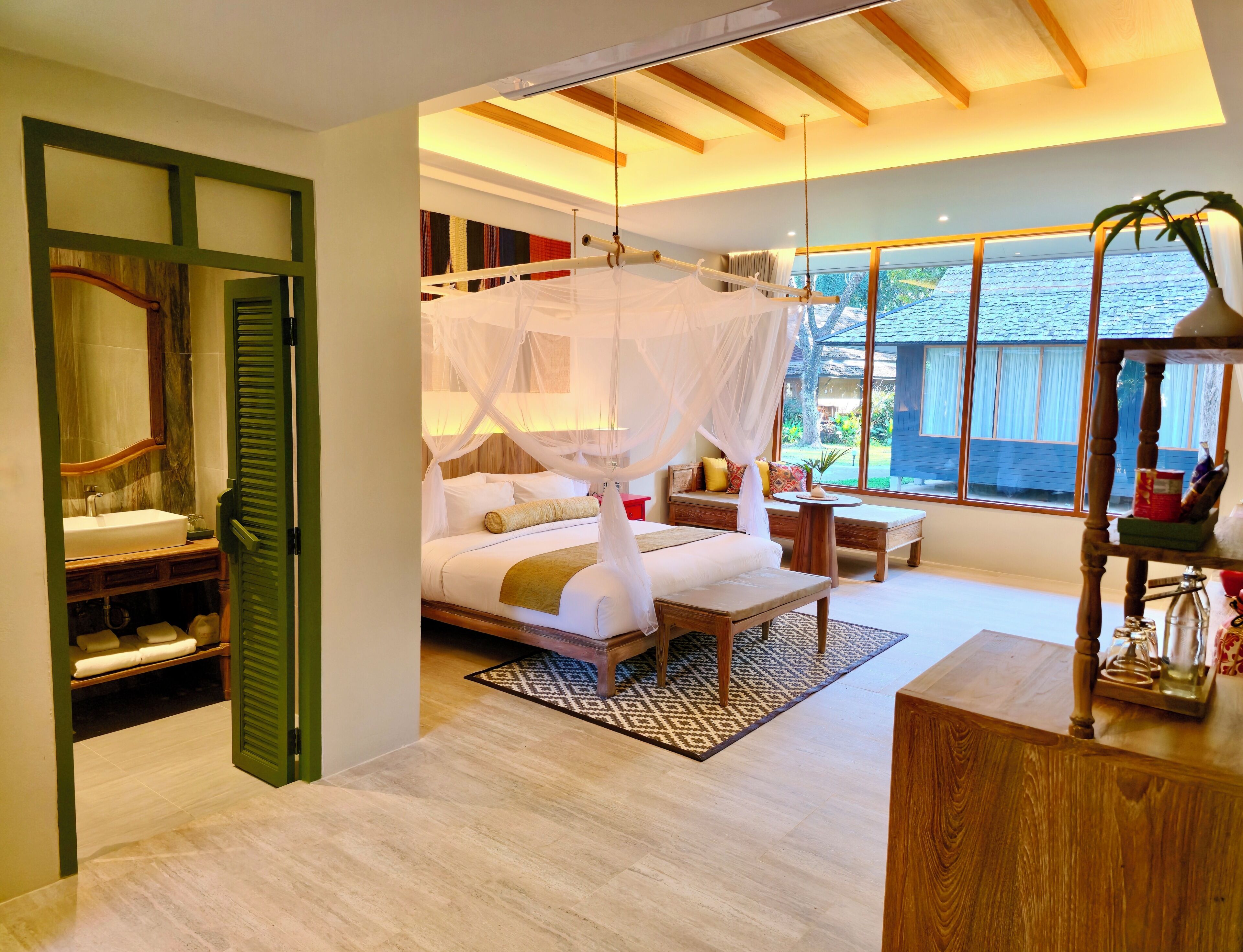 Royal Lanna Deluxe | Minibaari, tallelokero huoneessa, työpöytä