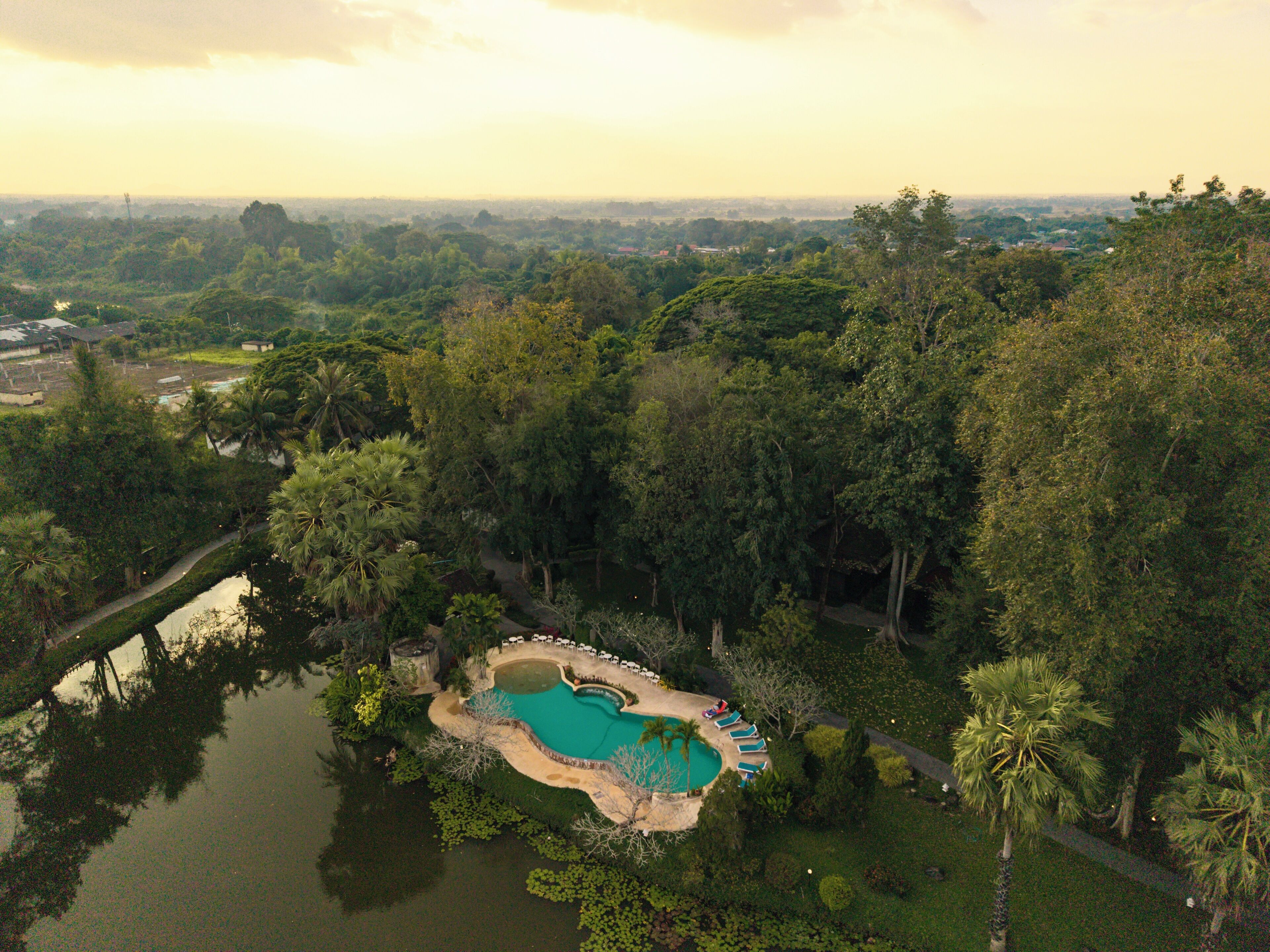 Kolam renang outdoor, dengan payung kolam renang