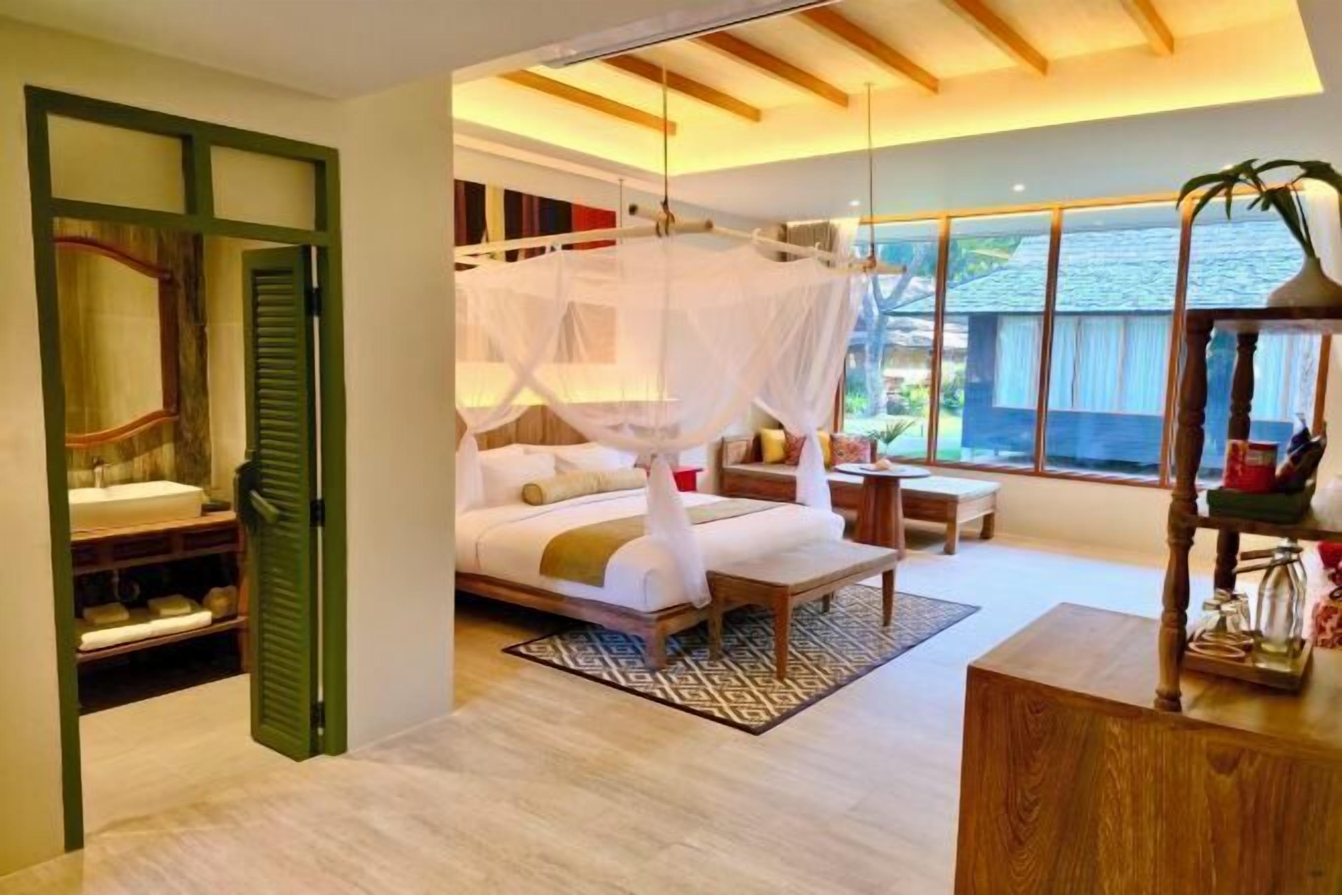 Minibar, in-room safe, desk, laptop workspace