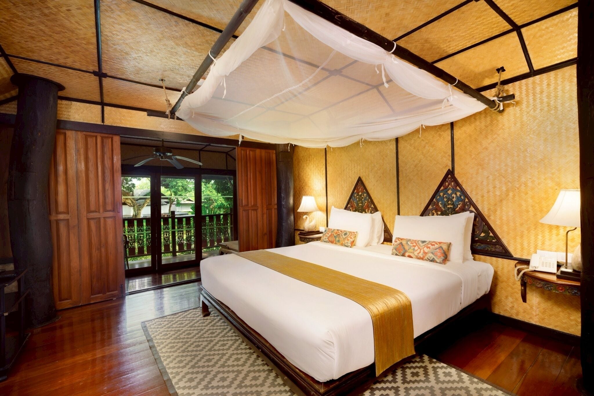 Lakeview Deluxe with Balcony | Minibar, una cassaforte in camera, una scrivania, postazione laptop