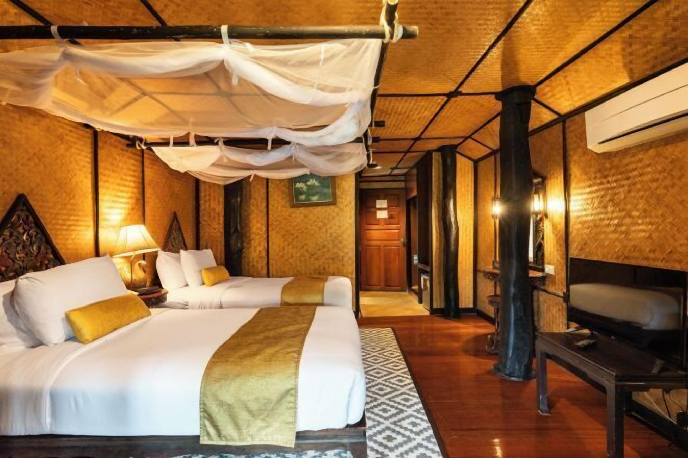 Minibar, caja de seguridad en la habitación y escritorio 