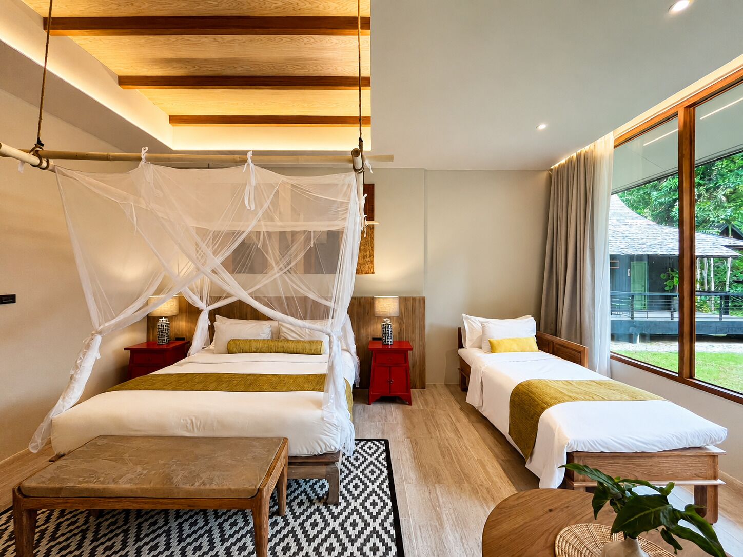 Habitación Royal, balcón, vista al jardín | Minibar, caja de seguridad en la habitación y escritorio 