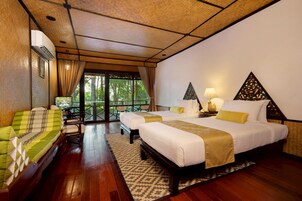 Superior Balcony | Minibar, in-room safe, desk, laptop workspace