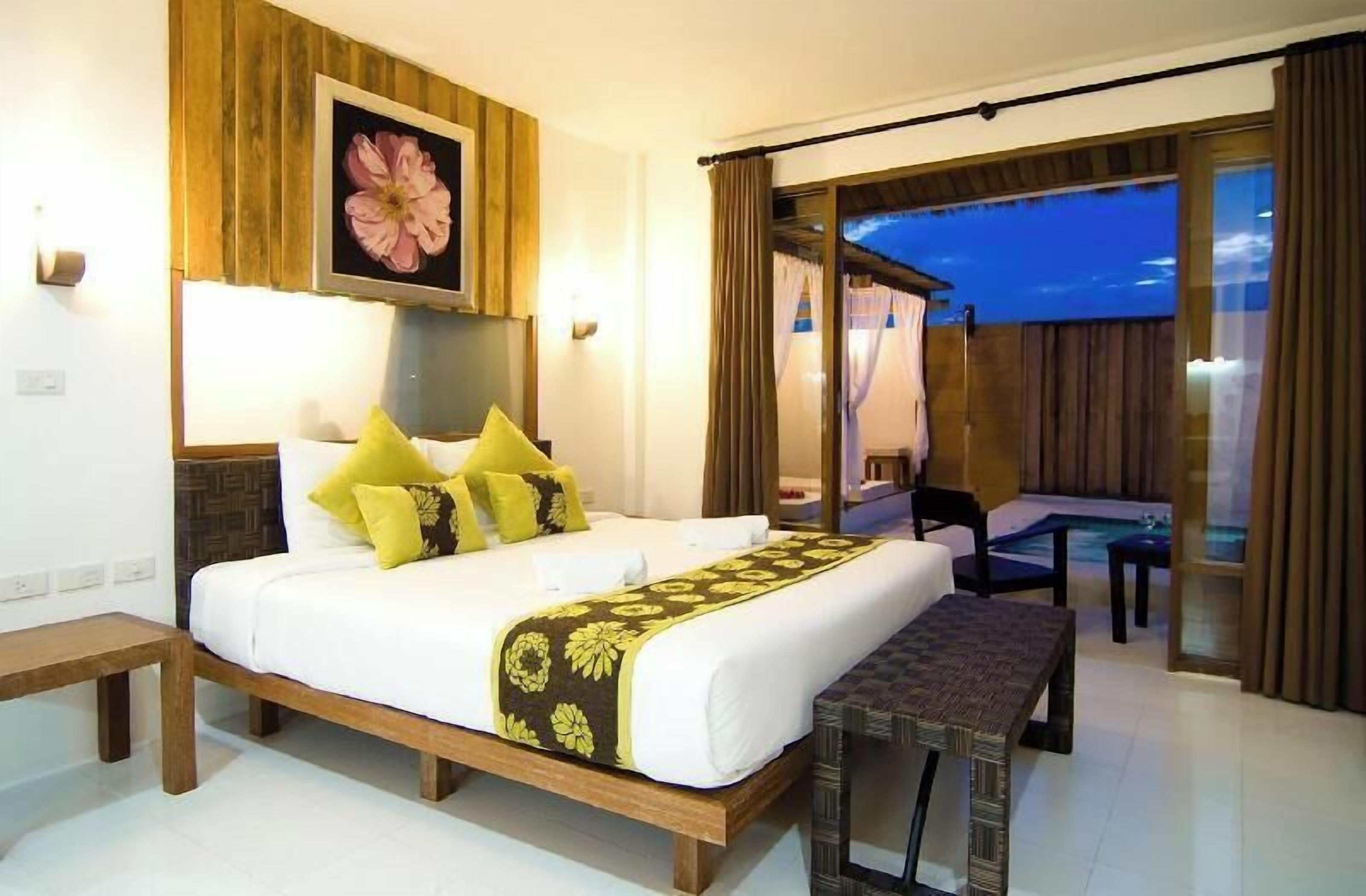 Bar mini, peti besi dalam bilik 