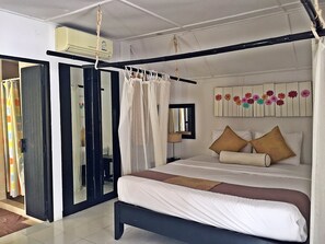 Deluxe Private Pool Villa | Minibar y caja fuerte