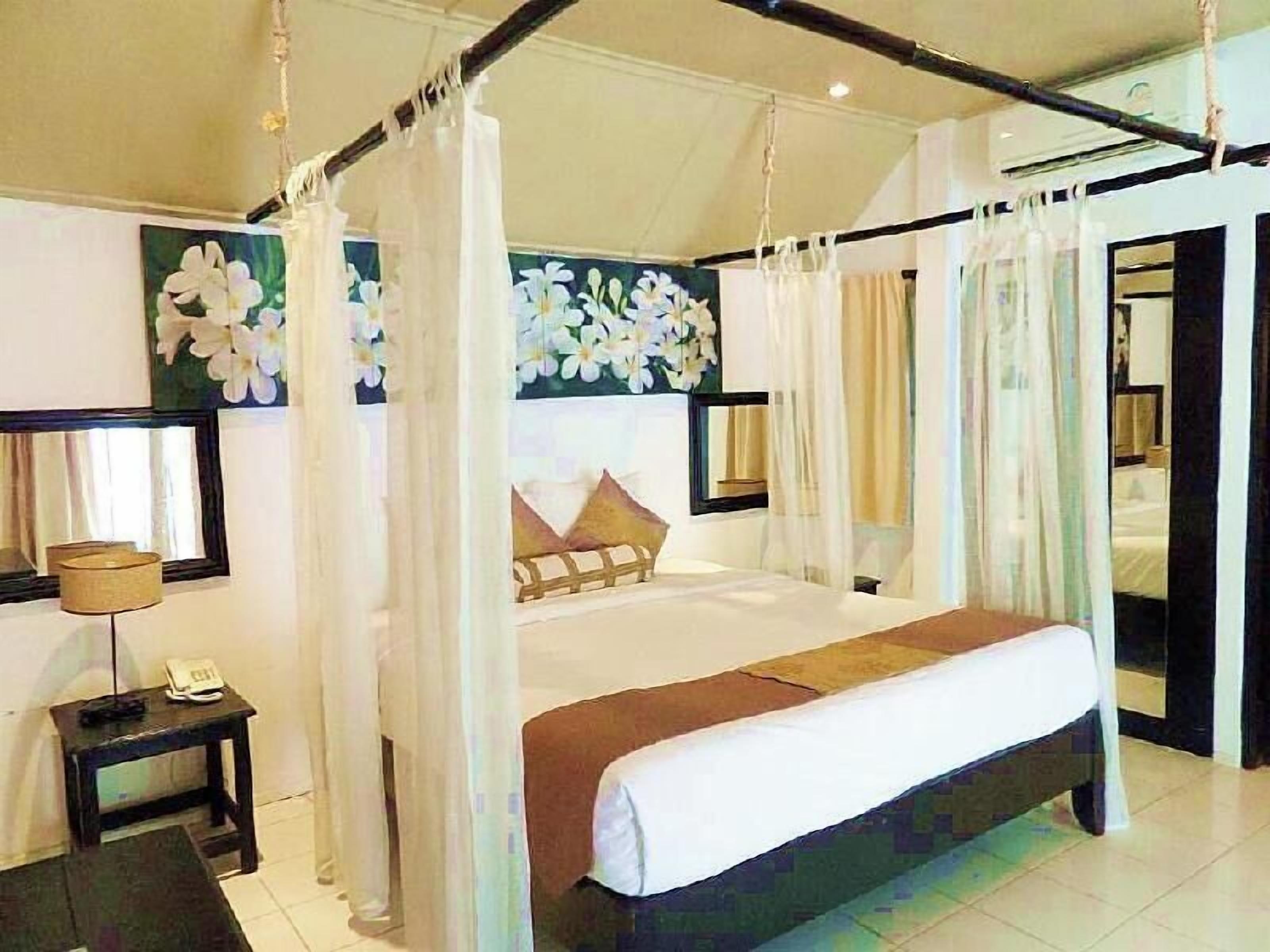 Minibar og safe på rommet