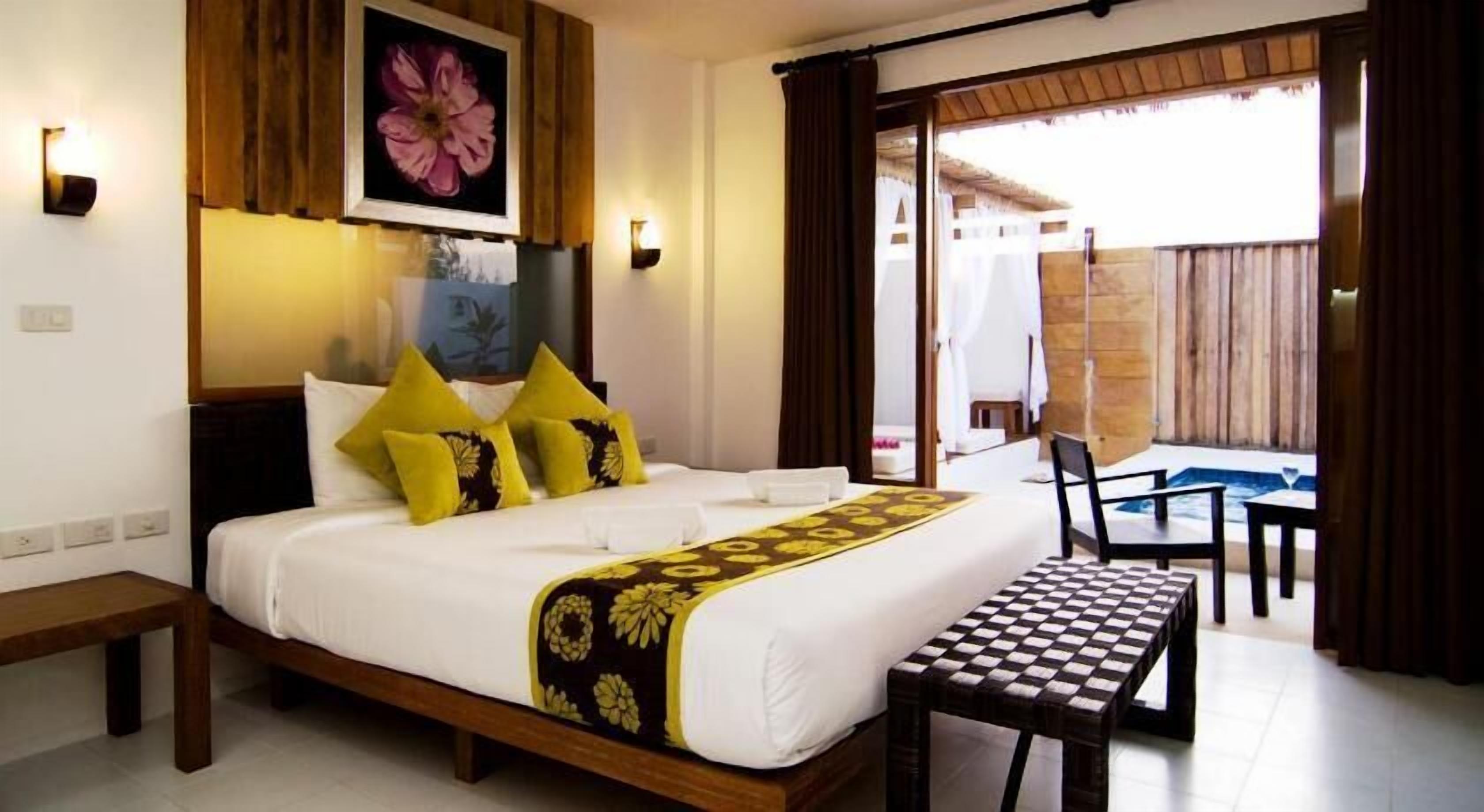 Minibar, in-room safe