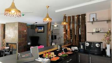 Bar (trong khuôn viên)