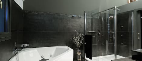Articles de toilette gratuits, bidet, serviettes fournies