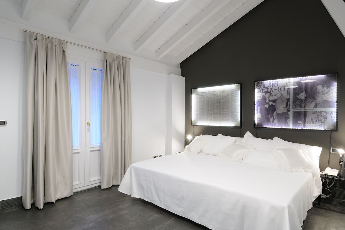 minibar, desk, free cots/infant beds, free wifi