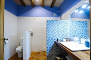 Standard Double or Twin Room | Bathroom | Shower, free toiletries, hair dryer, towels