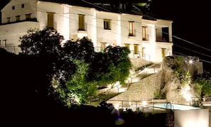 Fachada da propriedade à noite