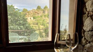 A dining table with a view of a mountainous landscape through a window. -  Hospedería Bajo el Cejo  (Alhama de Murcia)