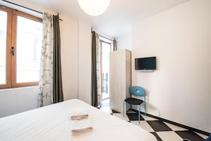 Double Room Ensuite with Balcony | Coffre-fort, décor unique, accès au Wi-Fi (inclus), literie fournie