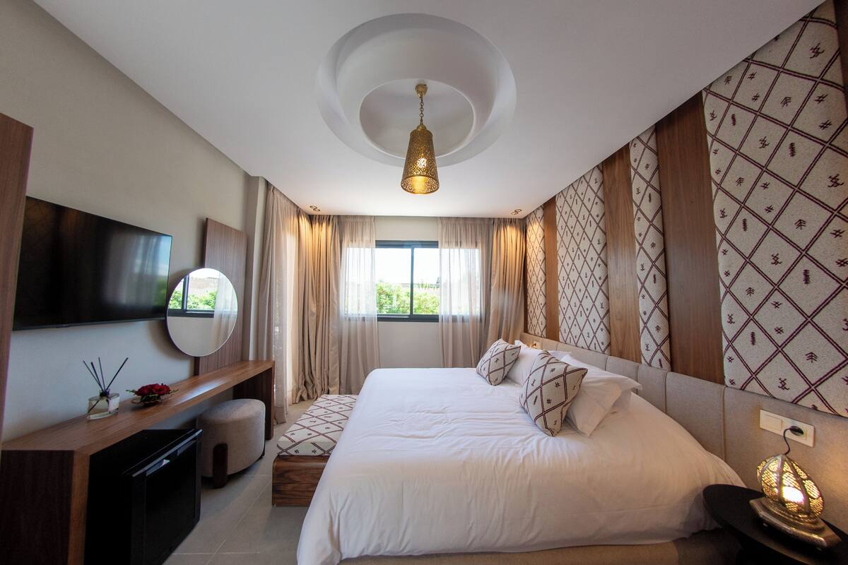 Egyptian cotton sheets, Select Comfort beds, in-room safe