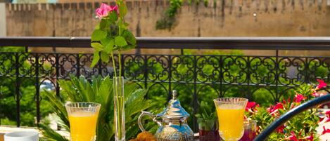 Petit déjeuner, déjeuner et dîner servis sur place