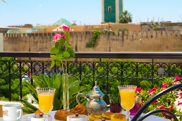 Frokost, lunsj og middag serveres