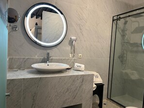 Junior Suite (Double) | Bathroom | Hair dryer, towels - Riad Yacout (Meknes)