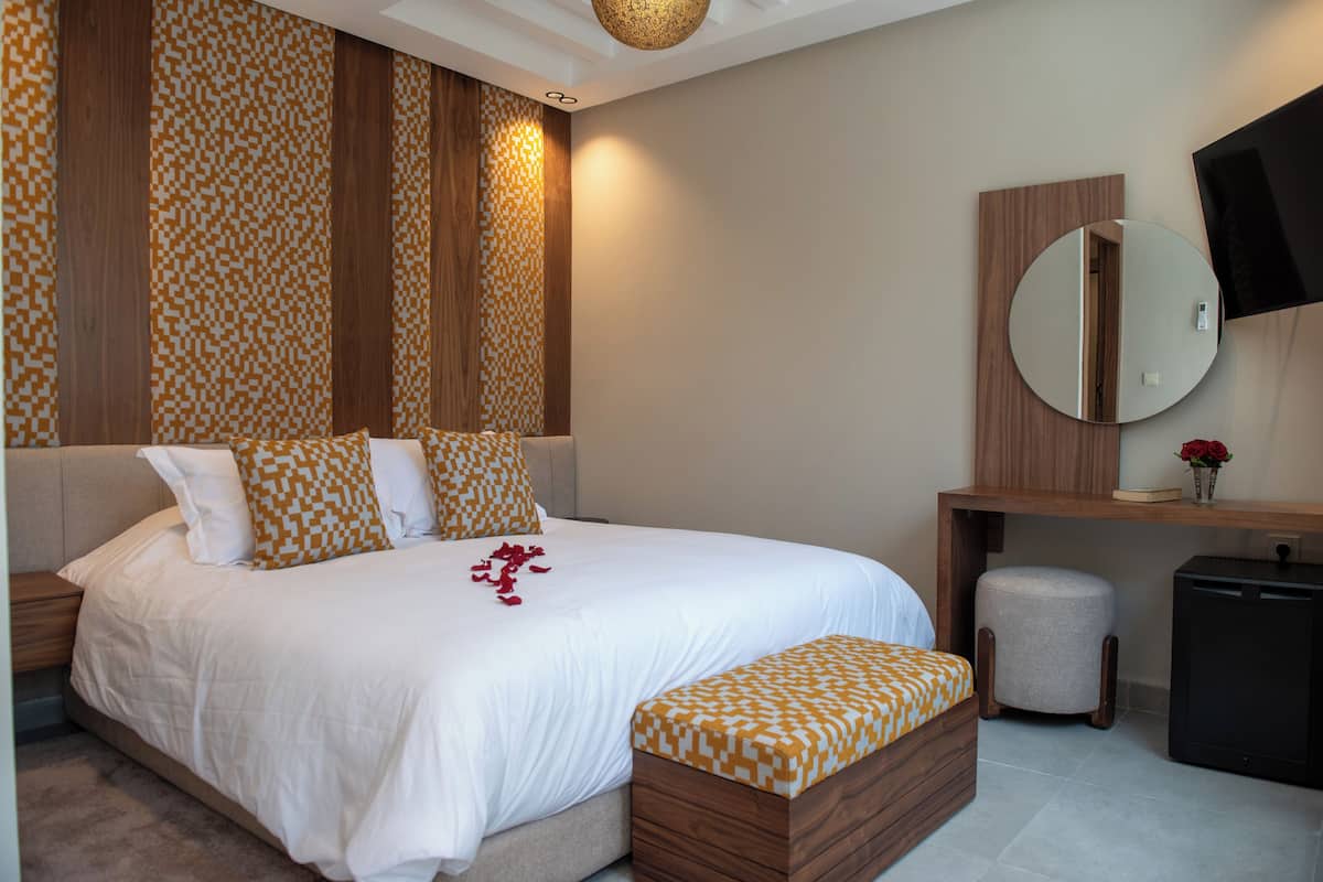 Egyptian cotton sheets, Select Comfort beds, in-room safe