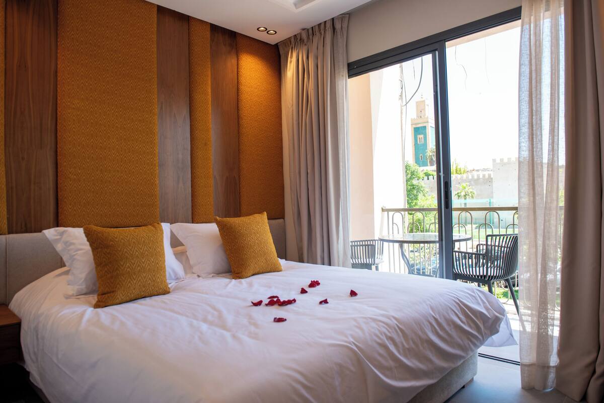 Egyptian cotton sheets, Select Comfort beds, in-room safe