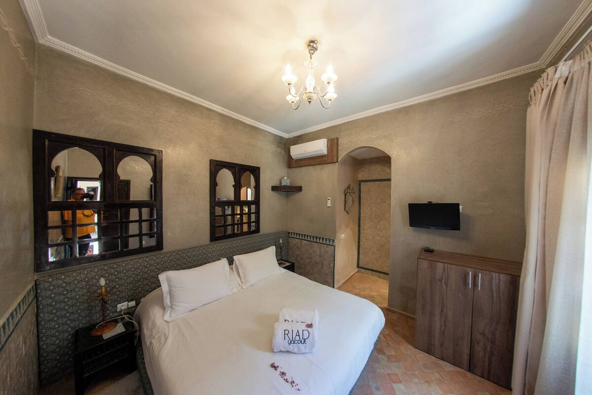 Egyptian cotton sheets, Select Comfort beds, in-room safe