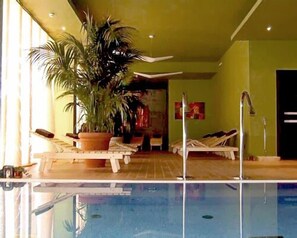 Alberca techada y alberca al aire libre