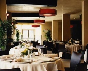 2 restaurants, breakfast, lunch, dinner served; Italian cuisine