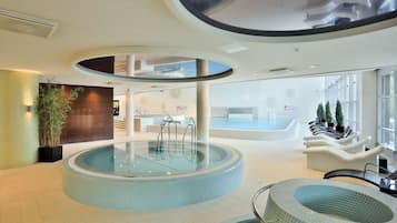 Indoor spa tub