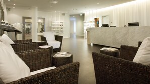 A modern hotel lobby with wicker furniture, a reception desk, and a well-lit interior. - Park Inn by Radisson Meriton Conference & Spa Hotel Tallinn (Tallinn)