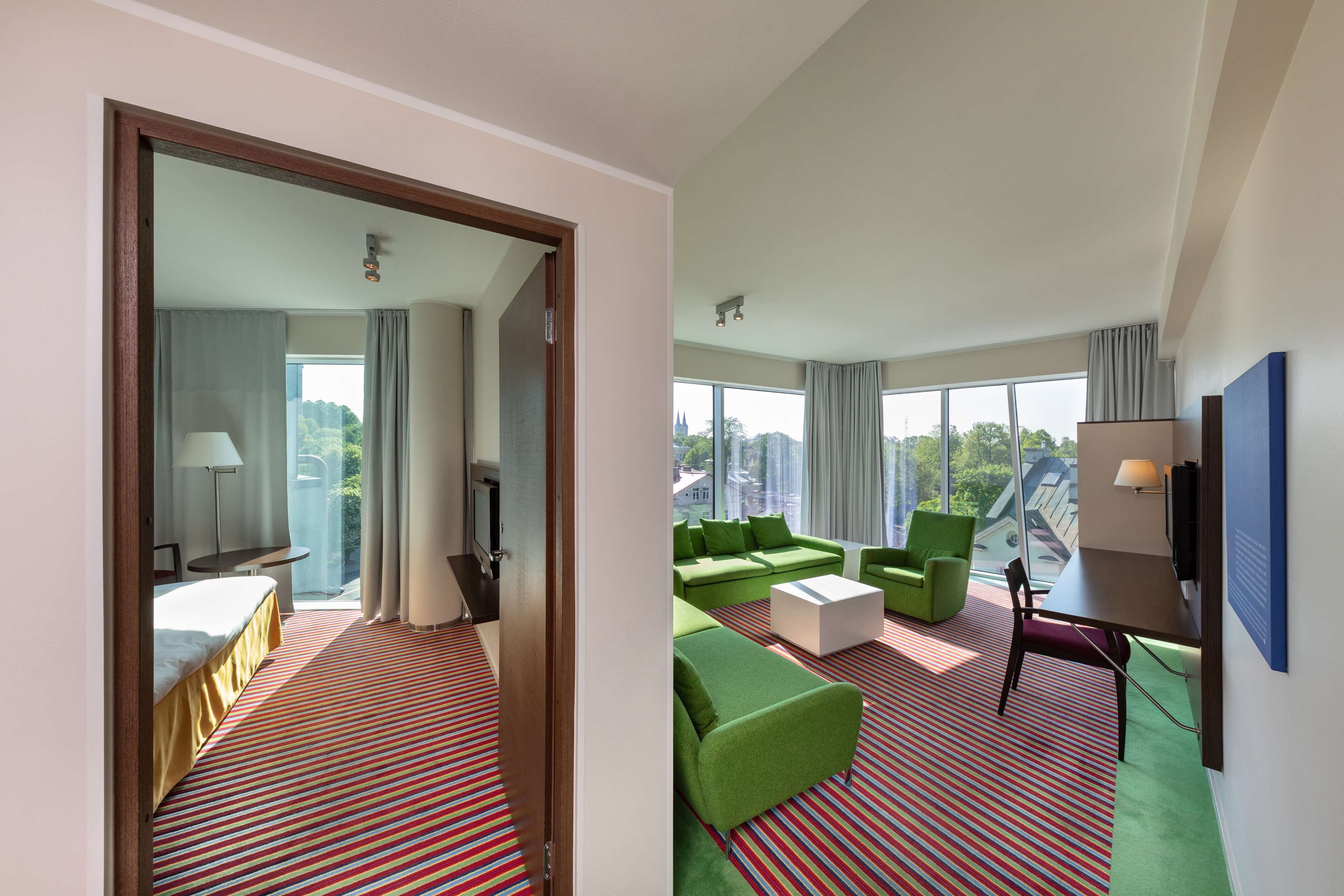 家庭套房 | 客房内保险箱、办公桌、笔记本电脑工作区、遮光窗帘