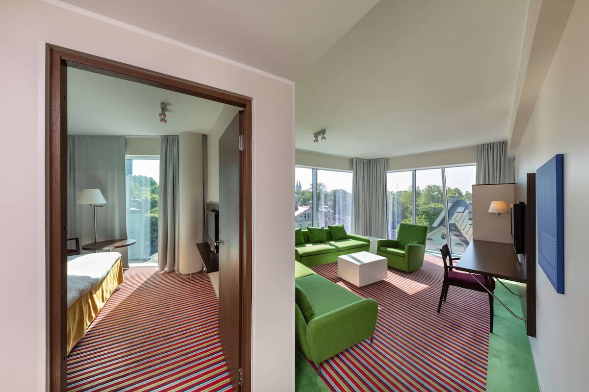 Suite familiar | Caixa forta a l'habitació i escriptori