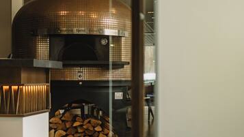 2 restaurantes, se sirven comidas, cenas, brunch y cocina italiana