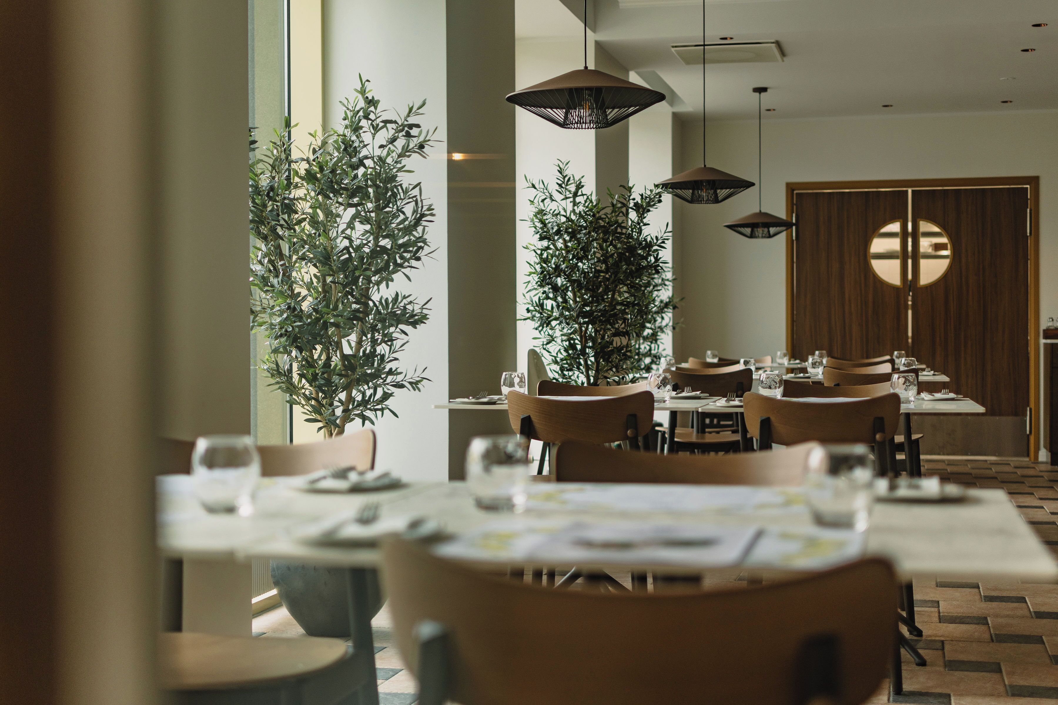 2 restaurants; lunch, dinner, and brunch served