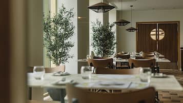 2 restaurants; lunch, dinner, and brunch served