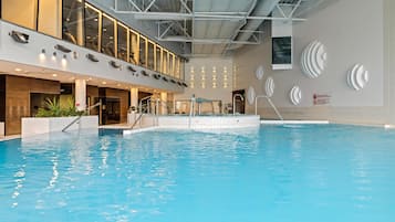 Alberca techada y camastros