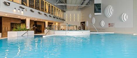 Piscina interna, espreguiçadeiras