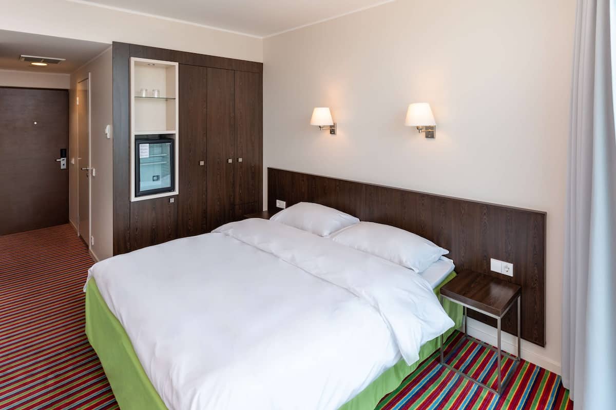 Zimmersafe, Schreibtisch, laptopgeeigneter Arbeitsplatz