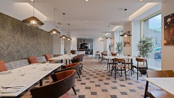 2 restaurants, lunch, dinner, brunch served; Italian cuisine