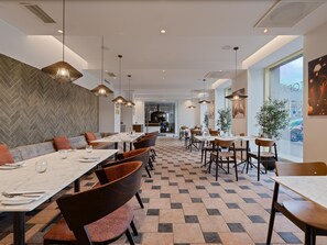 2 restauranter; serverer frokost, aftensmad, brunch og italienske retter