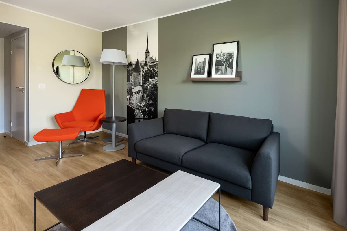 1 habitación, caja de seguridad en la habitación y escritorio