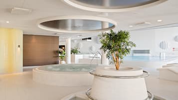 Indoor spa tub