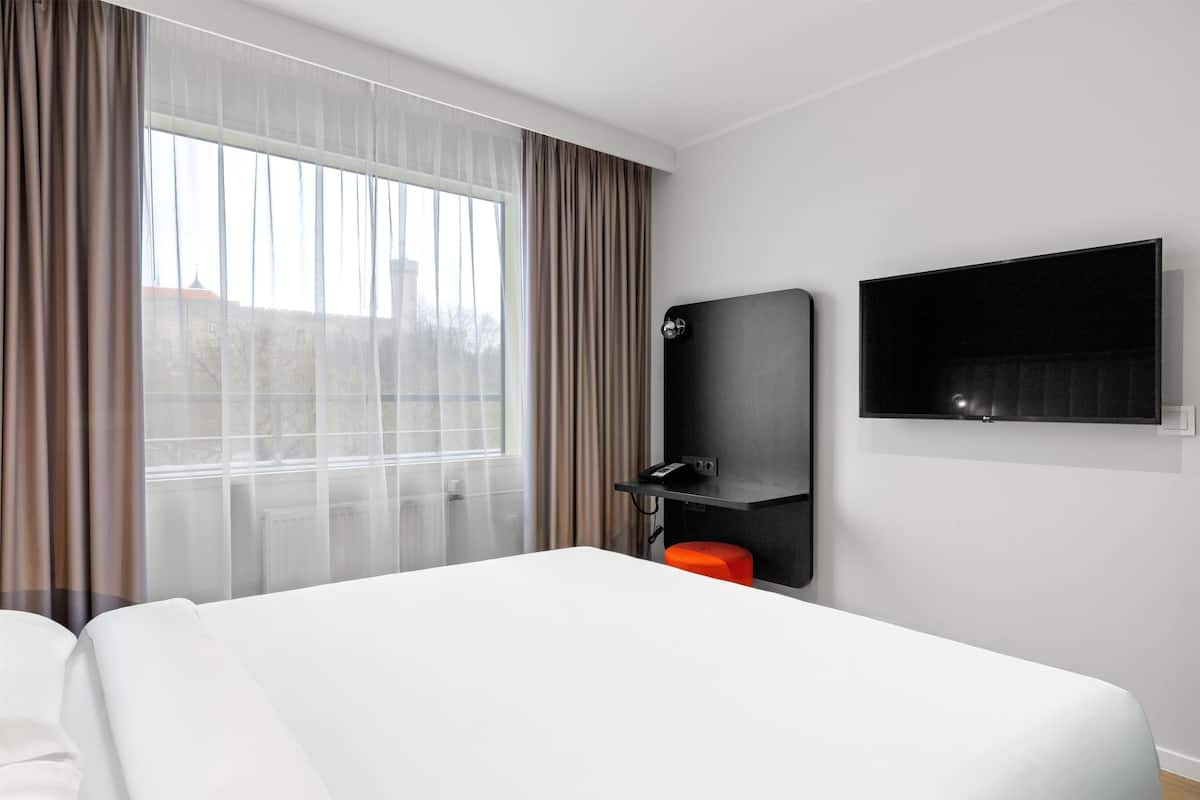 房內夾萬、書桌、手提電腦工作空間、遮光窗簾/窗簾