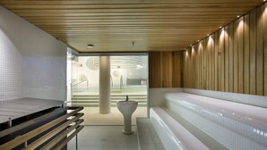 A modern bathroom with a wooden ceiling, a white sink, and a large bathtub. - Park Inn by Radisson Meriton Conference & Spa Hotel Tallinn (Tallinn)