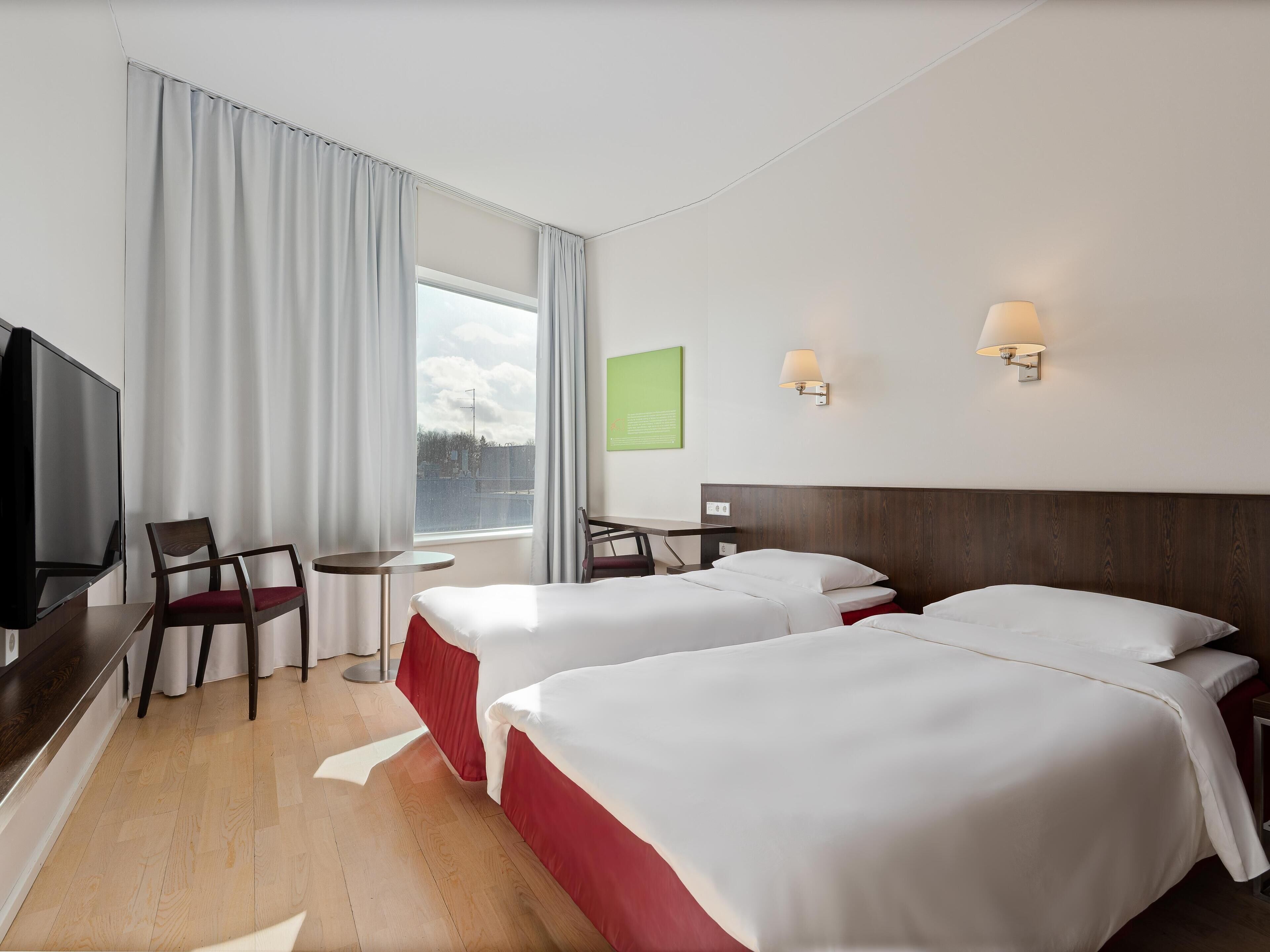 Standardværelse (Old Town View) | Pengeskab på værelset, skrivebord, arbejdsområde til bærbare computere