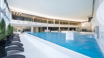 Piscina coperta, lettini
