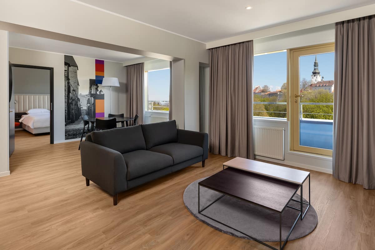 1 habitación, caja de seguridad en la habitación y escritorio